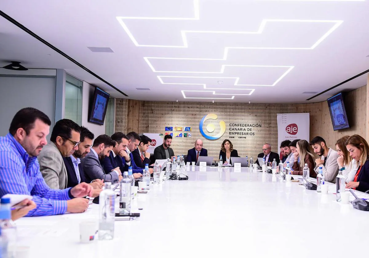 La Asociación de Jóvenes Empresarios de Las Palmas durante su reunión con la Confederación Canaria de Empresarios.