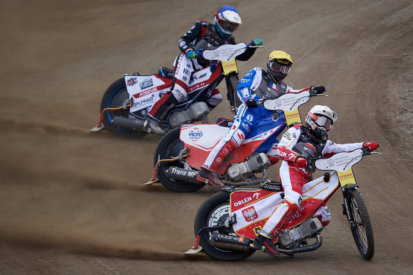 Szymon Wozniak de Polonia (casco blanco) y Francis Guts de Letonia (azul), Dimitri Berge de Francia (amarillo) en la 'final A' del Speedway European Team Championships evento celebrado en Gdansk, Polonia.