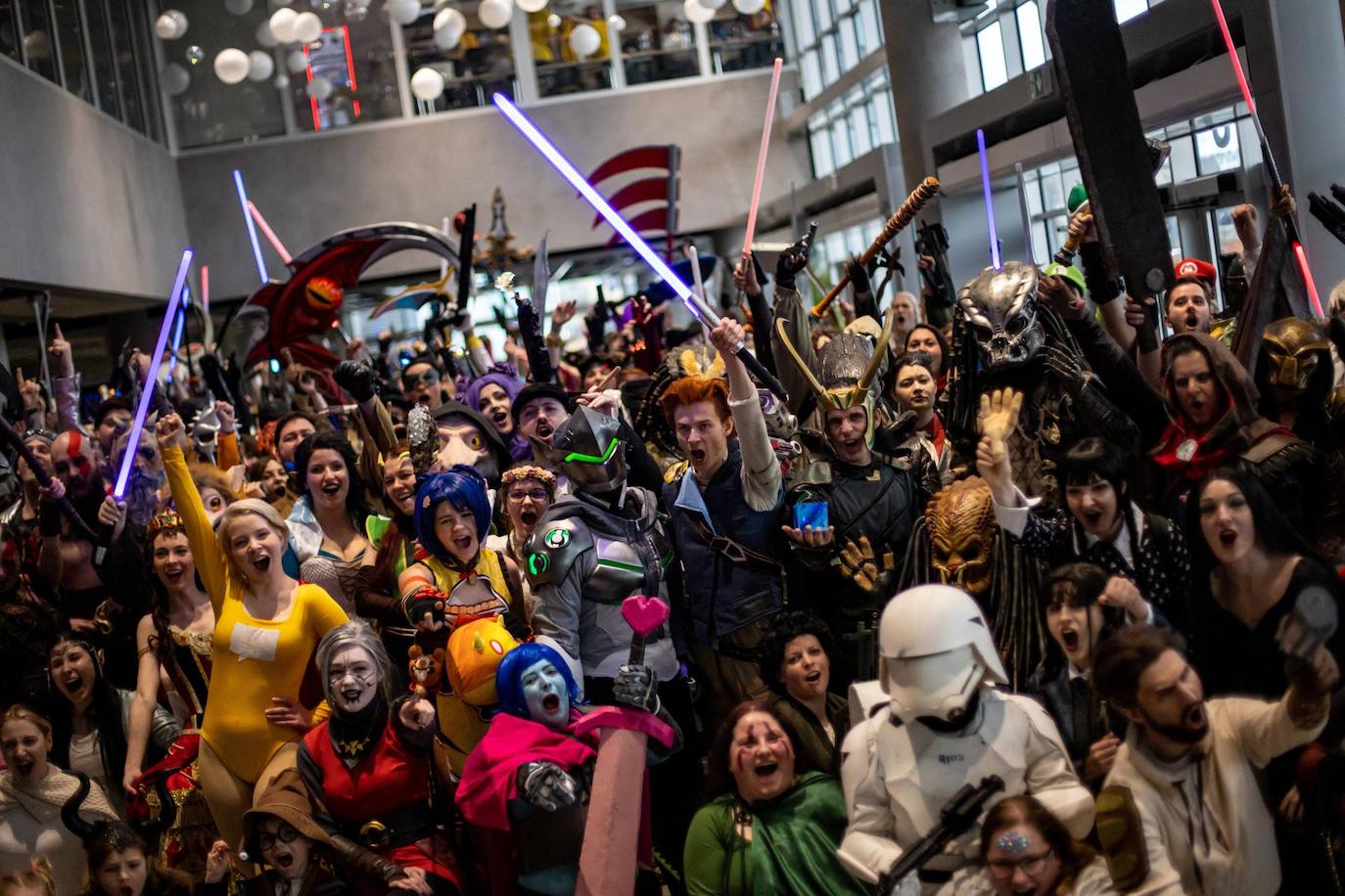 Los cosplayers asisten al festival Comic-Con en Praga, República Checa. La reunión de cultura pop de tres días se lleva a cabo en la capital checa del 14 al 16 de abril de 2023 y está dedicado a los fanáticos de la ciencia ficción, la fantasía y el terror en juegos, películas, anime y cómics.
