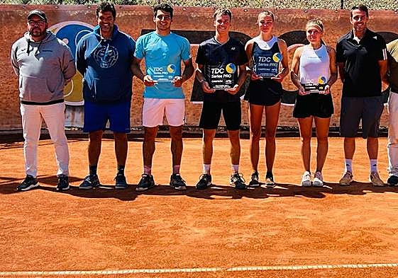 Imagen de la entrea de trofeos tras disputarse las finales.