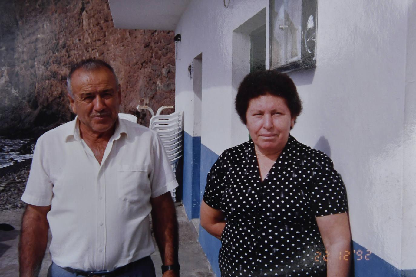 Juan Oliva y Zoila Moreno, suegros de Paca Rosa, que residían en la casa donde está el bar Oliva. Zoila aún vive, con 95 año
