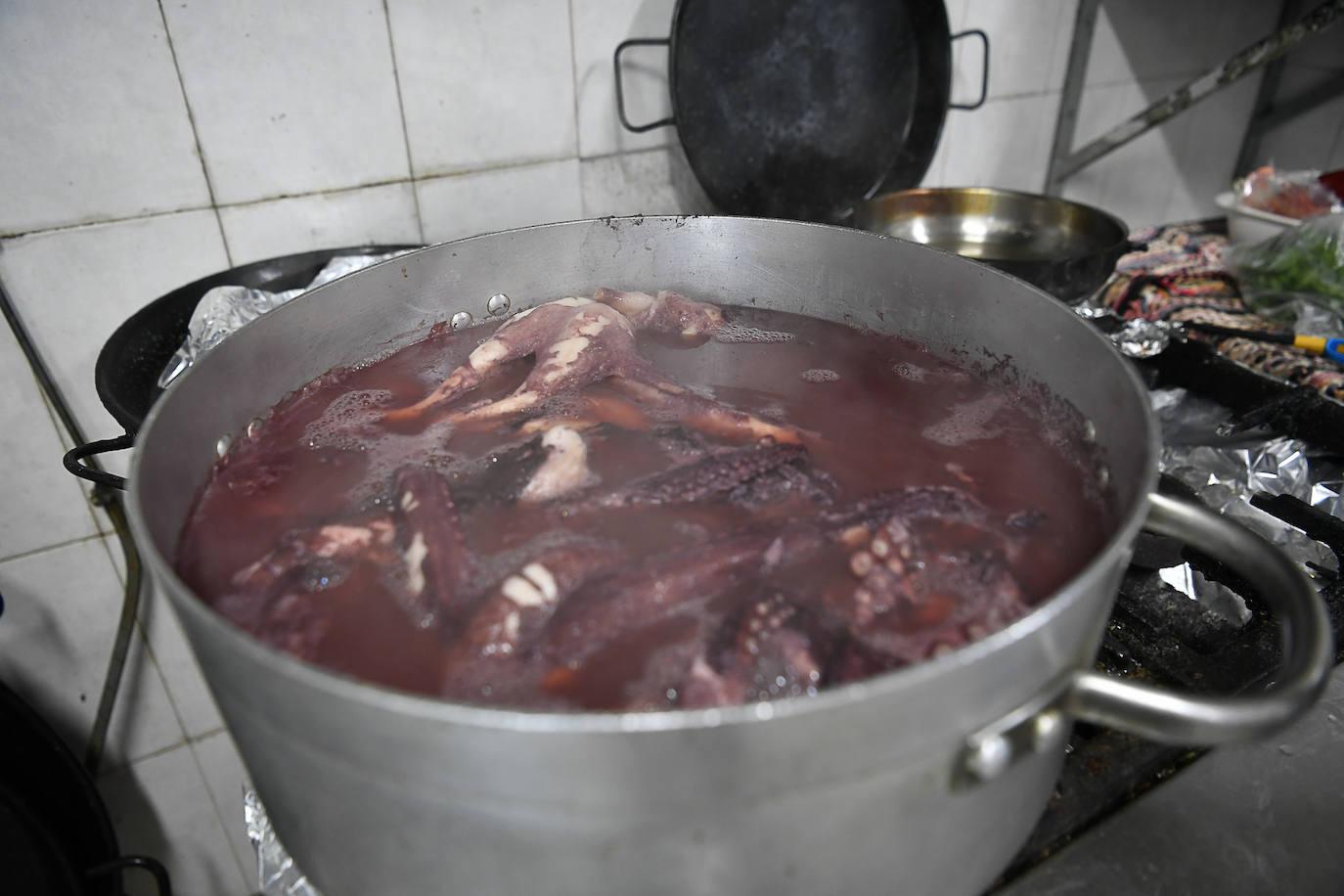 Caldero donde se están cociendo 15 kilos de pulpo, por un importe de 300 euros.