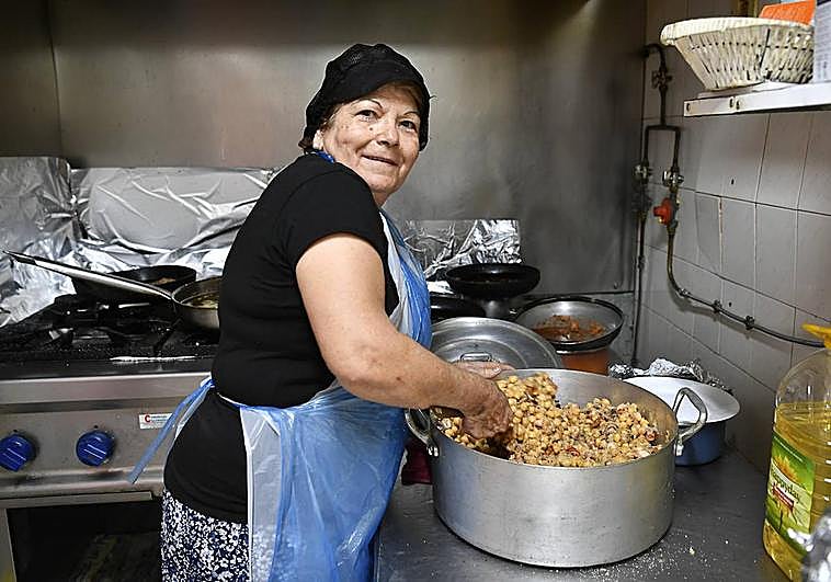 En faena. Paca Rosa remueve un caldero repleto de ropa vieja de pulpo.