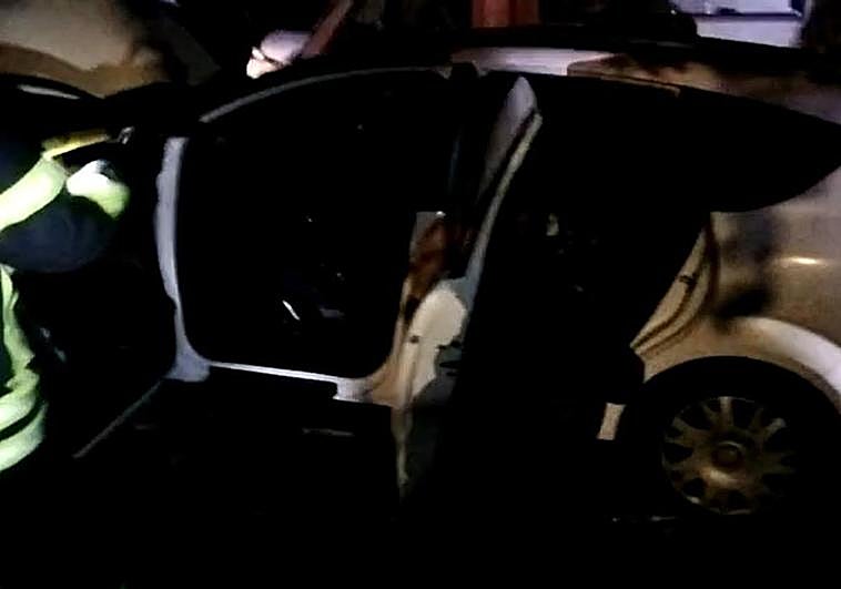 Imagen del coche quemado.
