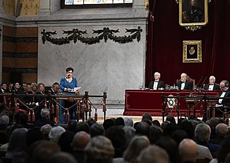 Imagen secundaria 1 - La filóloga Dolores Corbella ingresa en la Real Academia Española para ocupar la silla d, vacante desde el fallecimiento de Francisco Rodríguez Adrados 2020, con el discurso «Un mar de palabras»