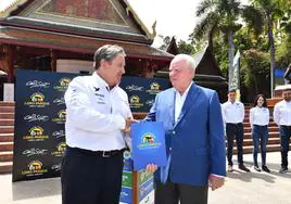El propietario del equipo Copi Sport, Fernando Capdevila saluda al presidente de Loro Parque, Wolfgang Kiessling.