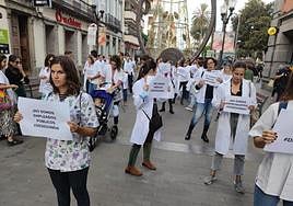 Imagen de archivo de una concentración de médicos temporales en Triana en diciembre del año pasado.