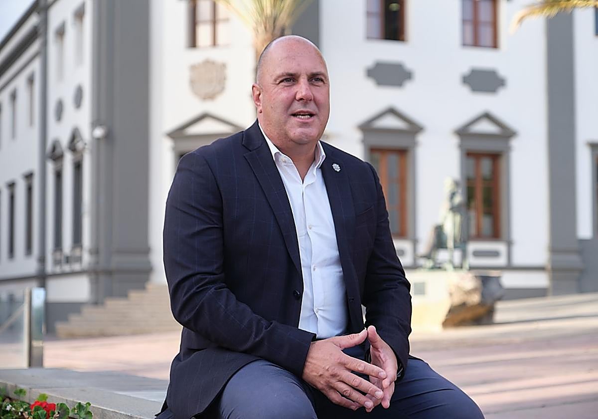 Sergio Lloret, ante la Casa Palacio Insular.