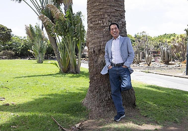 José Vélez posando sobre el parque de San Juan, en Telde.