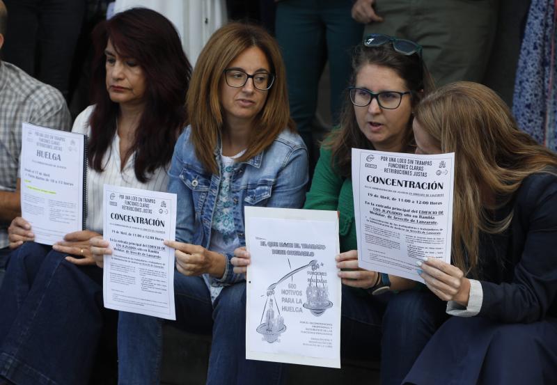 Concentración de los funcionarios de administración de Justicia en la sede judicial de Lanzarote.