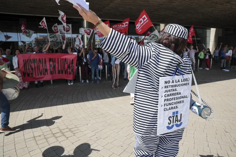 Funcionarios en huelga concentrados a las puertas de la Ciudad de la Justicia de Las Palma de Gran Canaria.