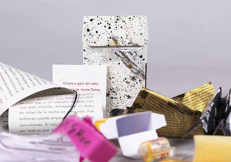 Una de las piezas de 'Papel engomado, una cajetilla de'.
