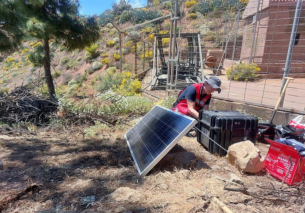 Un técnico del Instituto Geográfico Nacional instala una estación sísmica en la Cumbre de Gran Canaria.