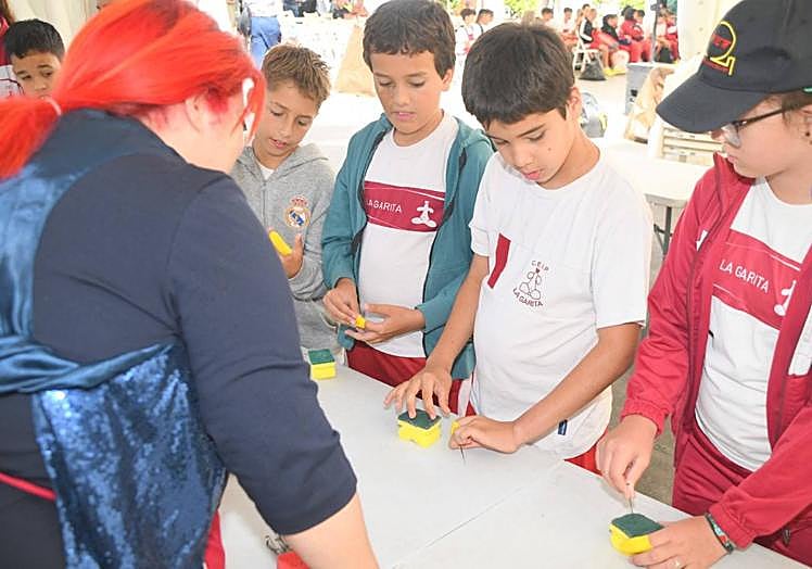 Loreto Socorro enseña a los estudiantes a cómo crear figurillas con lana.