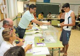 Un joven vota por primera vez en un colegio de Lanzarote en 2011.