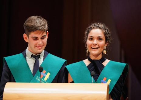 Imagen secundaria 1 - Acto de graduación de la XLI Promoción del Colegio Heidelberg