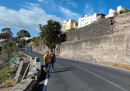 Parte de este muro se desplomó hace meses y sigue igual.