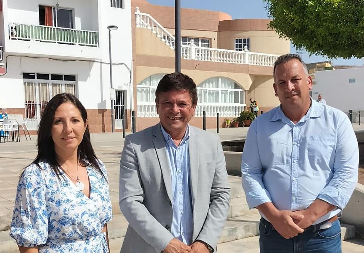 Dunia Alvaro (PP), el alcalde Pedro Armas (AMF) y Alexis Alonso (CC).