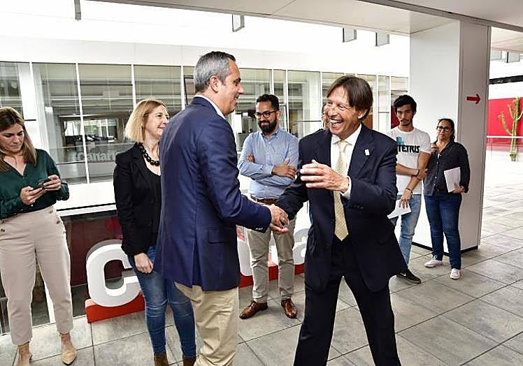 Miguel Jorge (PP) y José María Ponce (UxGC) se saludaron efusivamente.