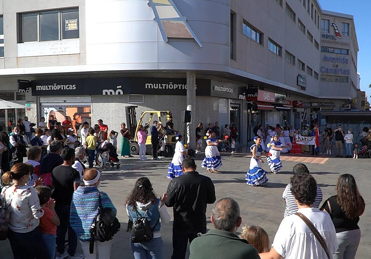 Bailes en la calle durante el Encuentro de Solidaridad que finaliza este sábado en Vecindario.