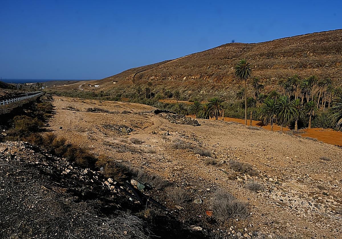 La Finca de Ajuy, que divide el barranco y que incluye el palmeral de la Madre del Agua.