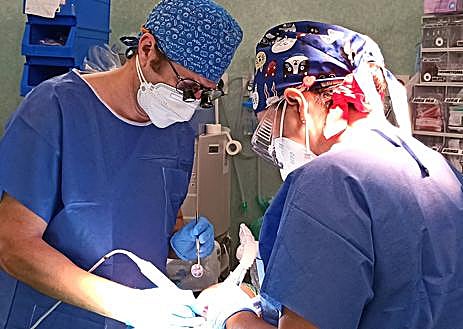 Imagen secundaria 1 - 1.-Dr. Conde en consulta. 2.-Dr. Poggio en quirófano. 3.- Periodoncia corona. 