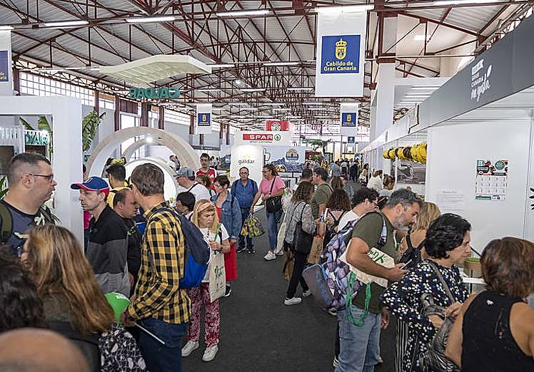 Asistentes a la primera jornada de la feria en Infecar.