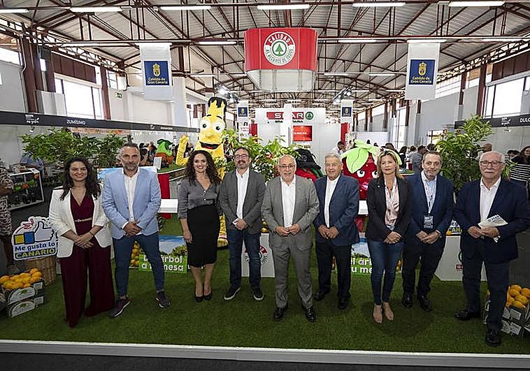 El presidente del Cabildo, Antonio Morales (centro) en el puesto de SPAR Gran Canaria.