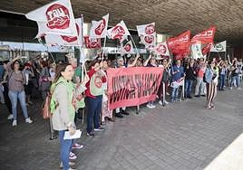 Funcionarios en huelga concentrados a las puertas de la Ciudad de la Justicia de Las Palma de Gran Canaria.