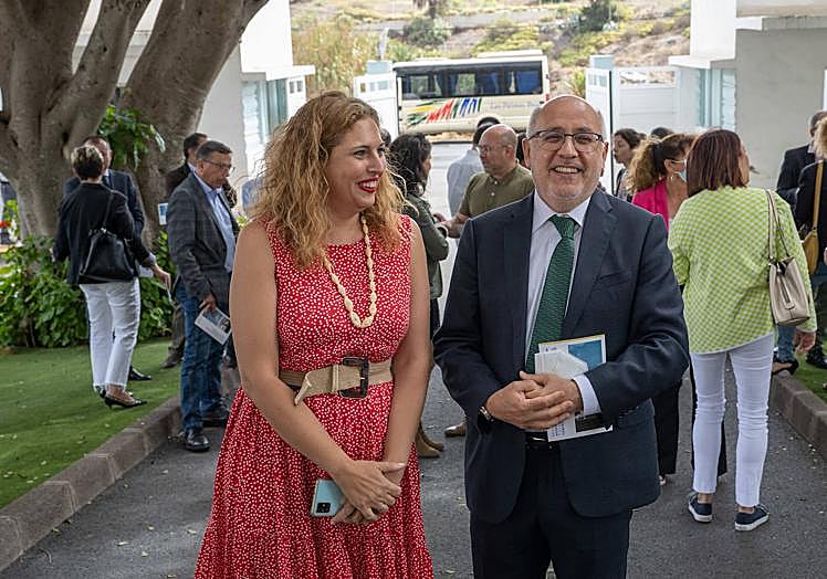 Isabel Mena, consejera de Política Social, y Antonio Morales, presidente del Cabildo.