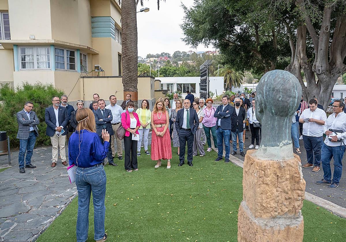 Autoridades del Cabildo y de otras administraciones en una visita al antiguo Hospital Psiquiátrico.