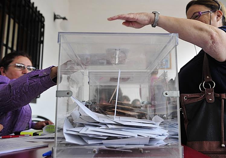 Imagen principal - Imágenes de los comicios generales de 2019 en Las Palmas de Gran Canaria.