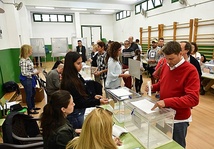 La ciudadanía deposita su voto en las elecciones generales de 2019 en la capital grancanaria.
