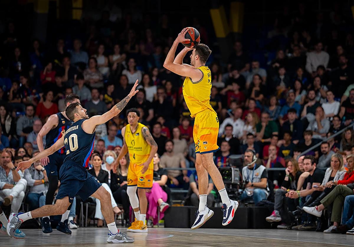 Brussino lanza de tres.
