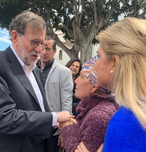 Imagen de Toñi (centro) el día que se encontró con el exlíder del PP y expresidente del Gobierno, Mariano Rajoy, en Telde, el pasado febrero.
