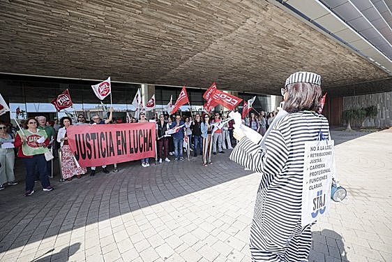 En la imagen, funcionarios de Justicia protestan en la puerta de la sede judicial de la capital grancanaria.