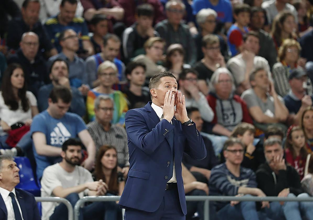 Jaka Lakovic da indicaciones a sus jugadores.