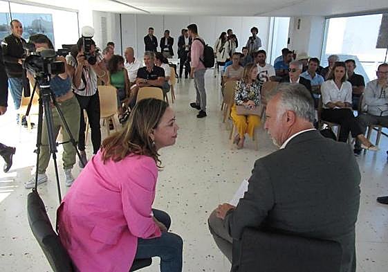 Encuentro de Torres y Corujo con colectivos, para analizar el futuro de la acuicultura.