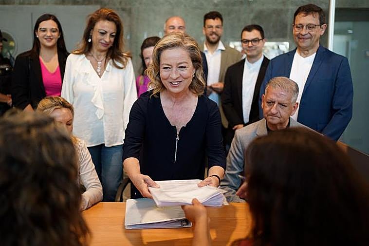 Ana Oramas (c), registró este lunes la candidatura insular de los nacionalistas a la Cámara autonómica para las elecciones del 28 de mayo