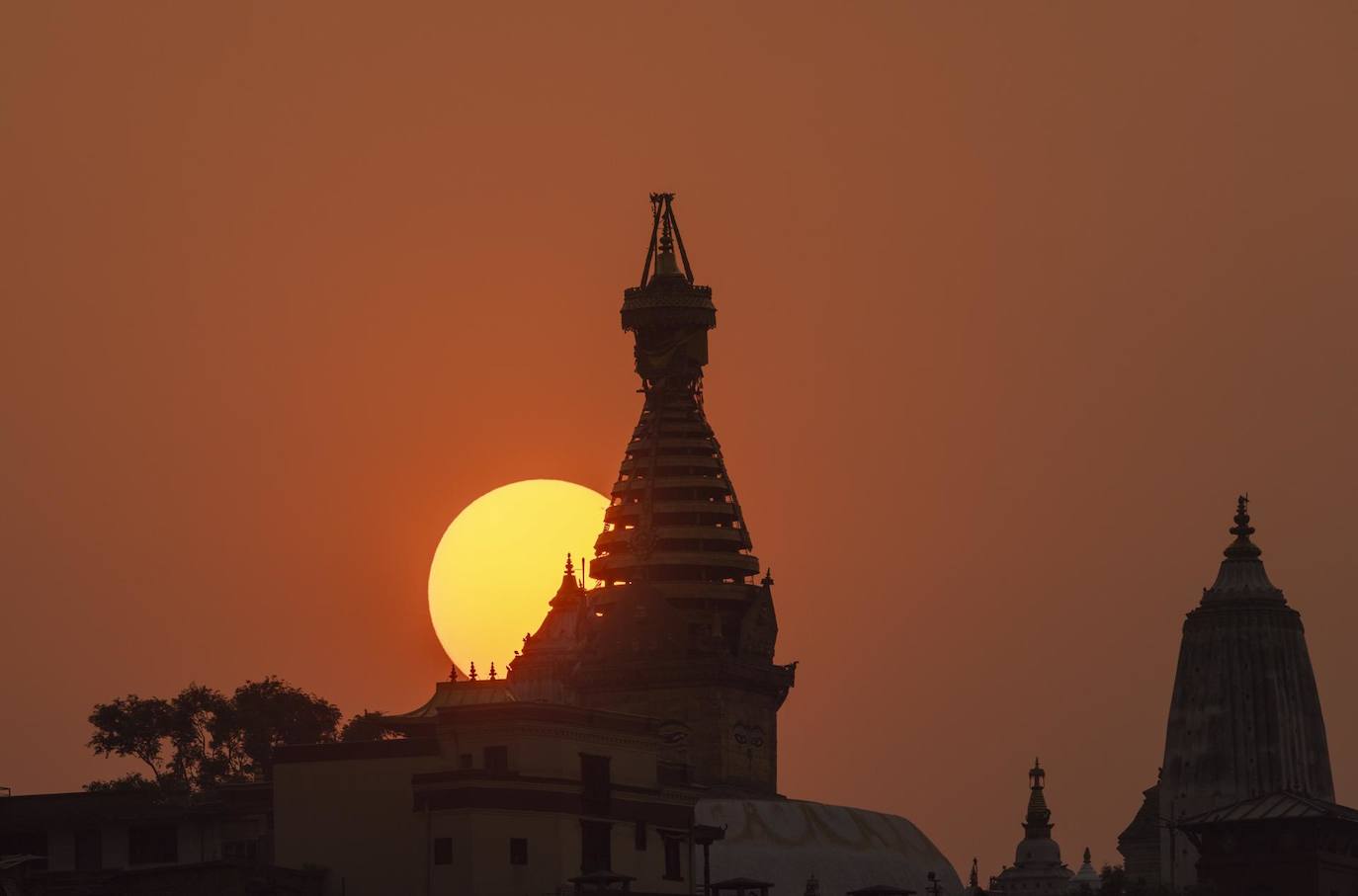 Vista del amanecer en los templos de Swayambu Stup, en Kathmandú, Nepal.