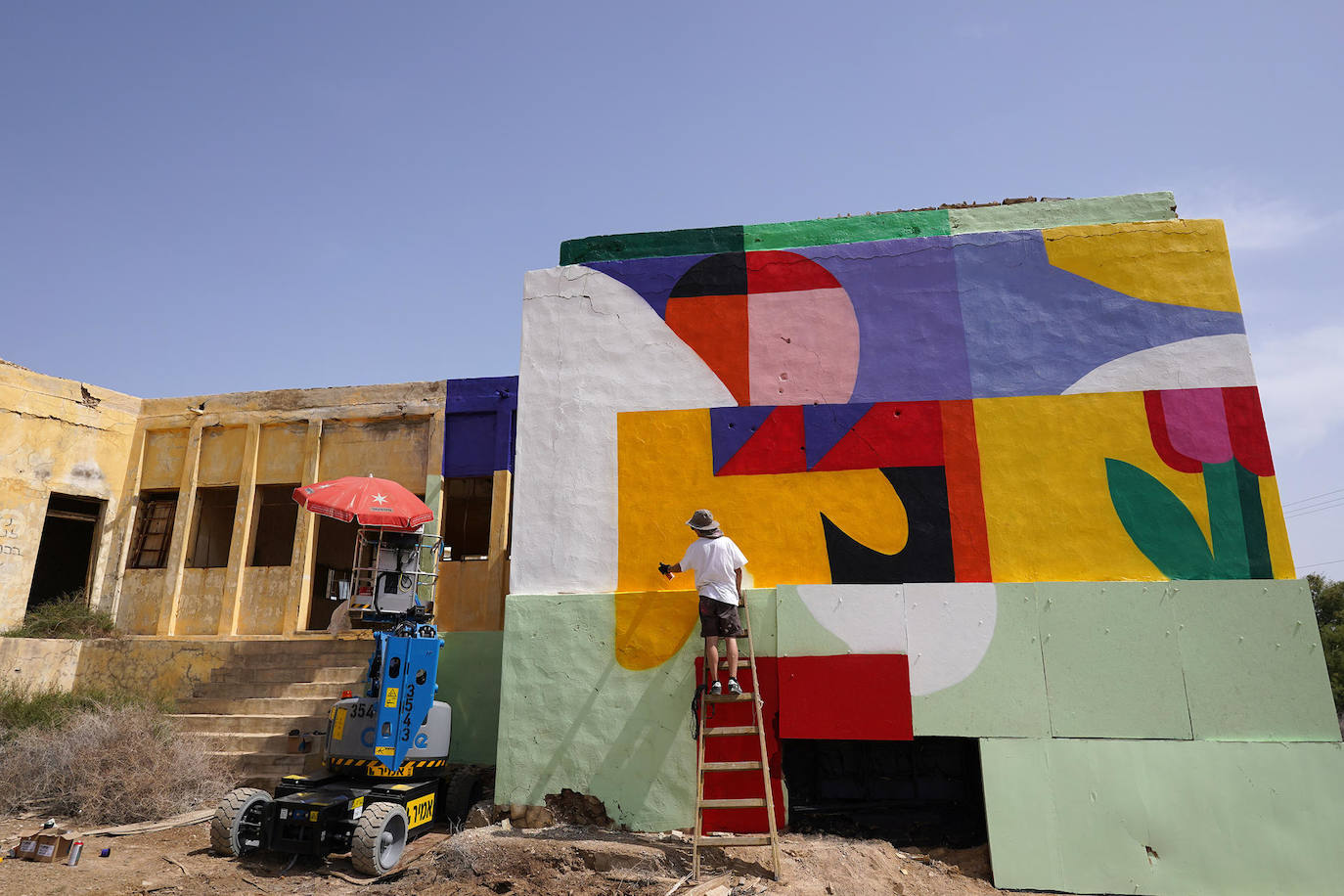 Con motivo del Día de la Tierra, una decena de artistas urbanos, la mayoría latinos, decoran con sus murales unos barracones abandonados al pie del mar Muerto, obras que buscan concienciar sobre la necesidad de cuidar el medio ambiente y proteger ese mar que desaparece al alarmante ritmo de un metro por año. El mensaje más claro es el del paraguayo Oz Montaina, cuyo mural es un mapa dinámico en el que se ve la progresiva reducción de los límites costeros del mar más salado del planeta, con azul añil donde todavía queda agua y en diferentes tonos de rojo los espacios donde antes hubo mar y ahora solo quedan desierto. 