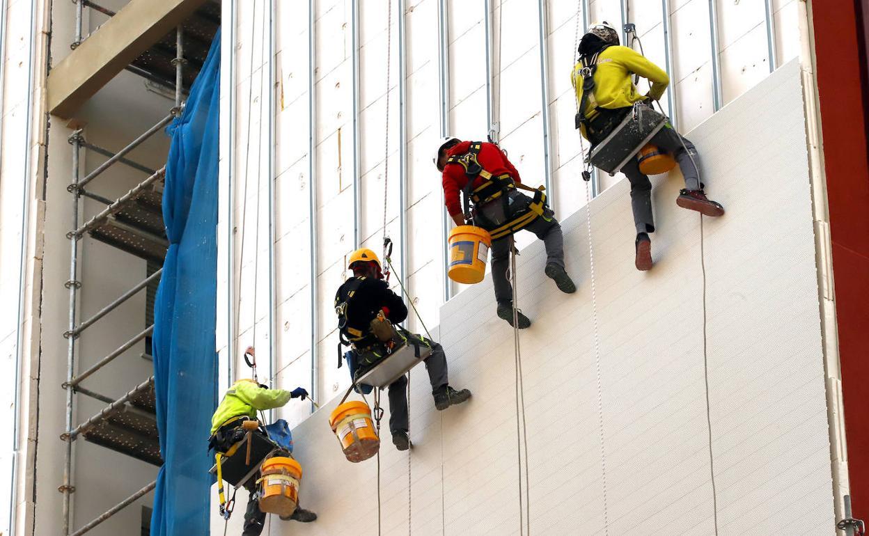 Imagen de archivo de trabajadores en una obra.
