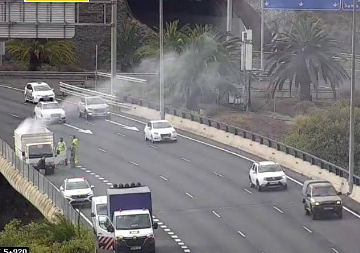 Se prende fuego la carga de un camión a la altura del túnel de Santo Domingo