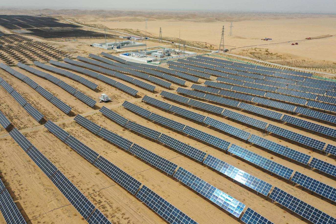 Una foto aérea muestra paneles fotovoltaicos en la base de Dalat en la ciudad de Ordos, China. La base fotovoltaica de Dalat fue inaugurada en diciembre de 2018, construida conjuntamente por State Power Investment Corporation, China Guangdong Grupo Nuclear y Grupo de Conservación de Energía y Protección Ambiental de China. La electricidad producida aquí promedió 0,35 yuanes/kwh (0,05 euros/kwh). La base tiene un patrón en forma de caballo hecho de 196,320 paneles solares que fue reconocido por Guinness World Records en julio de 2019 como la estación de energía fotovoltaica (PV) más grande del mundo con paneles en forma de imagen.