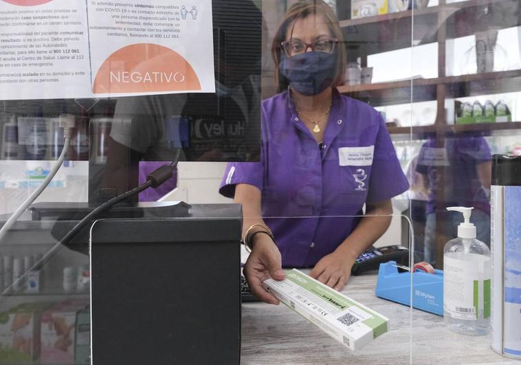 Las farmacias canarias abogan por mantener las mascarillas como medida de prevención