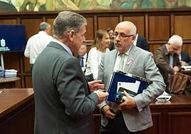 El presidente del Cabildo, Antonio Morales (d), charla con el consejero de Hacienda, Pedro Justo.