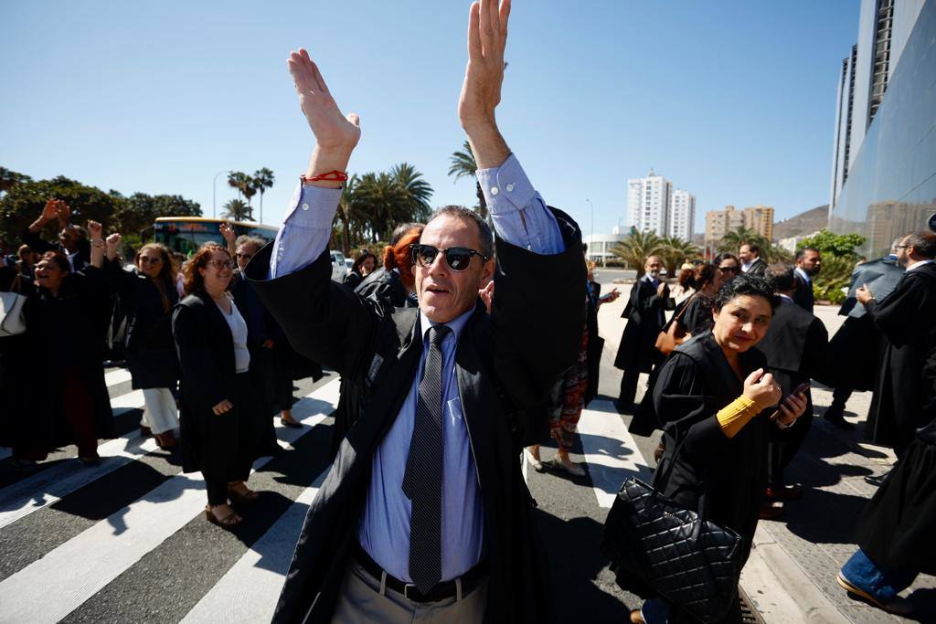 Los abogados de la capital grancanaria toman las calles para reclamar mejoras