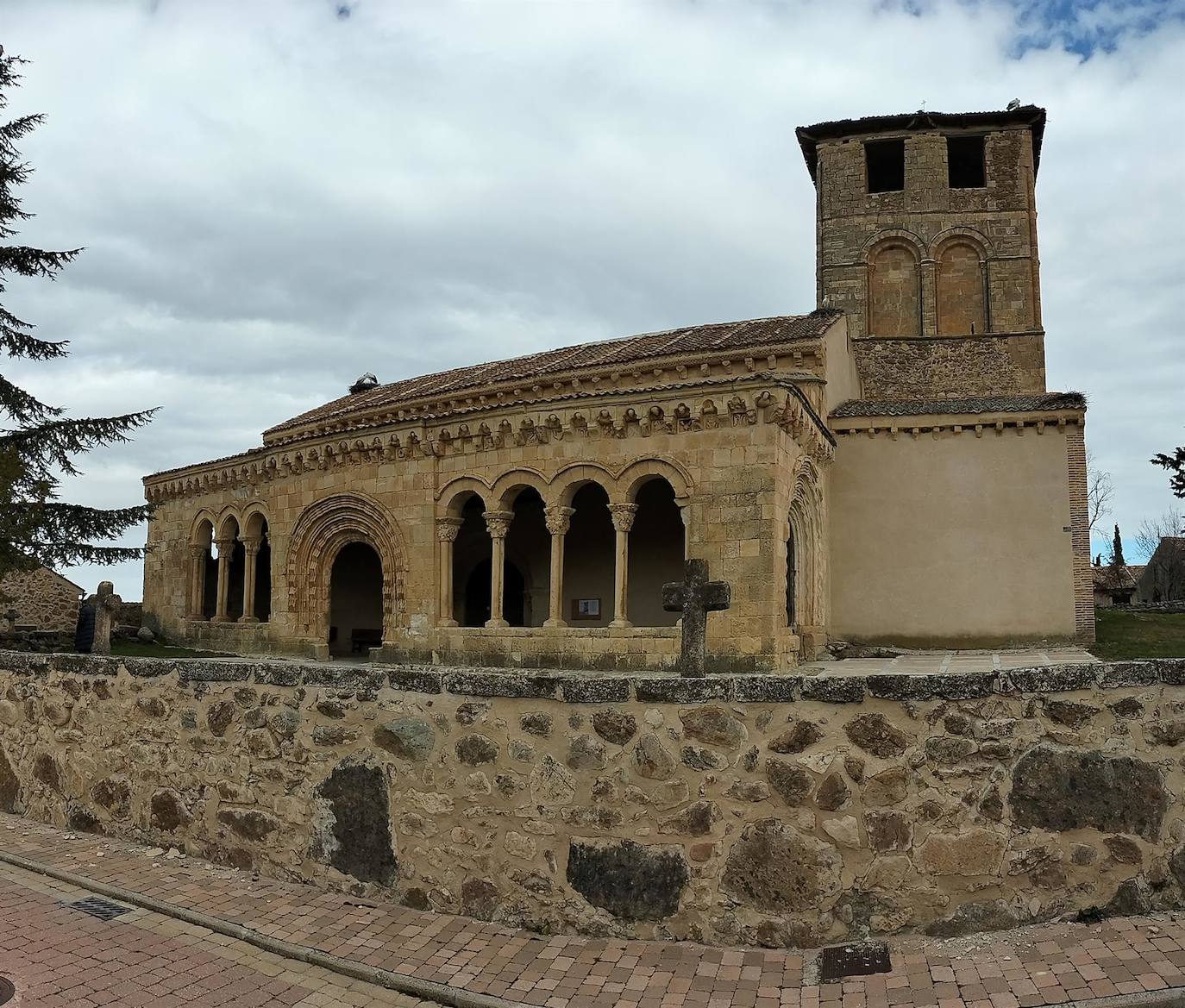 Iglesia parroquial de San Miguel en la localidad segoviana de Sotosalvos, una de las joyas del románico segoviano. 