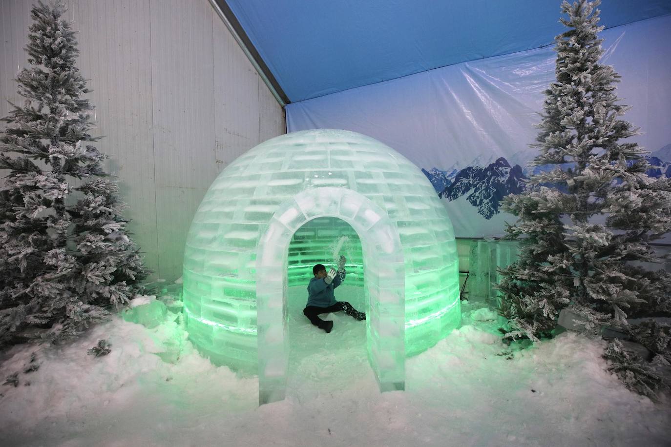 Un joven visitante juega con la nieve en el parque de nieve emergente cubierto Ice Magic: Fantasy On Ice en Bangkok, Tailandia. El Ice Magic, que sigue el mismo modelo park en Beijing, es el primer parque de nieve cubierto emergente de Tailandia que ofrece a los visitantes experimentar las temperaturas bajo cero con actividades reales de hielo y nieve, incluidas esculturas hechas por escultores de hielo de Harbin, China, donde se lleva a cabo el Festival de Hielo de Harbin.