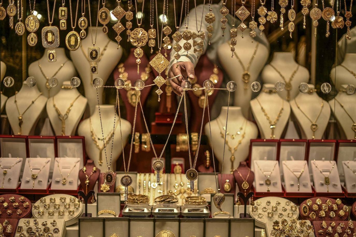 Las joyas de oro están en exhibición en el mercado del oro en el antiguo mercado de Gaza en el este de la ciudad de Gaza. El Mercado del Oro también conocido como el Mercado Qissariya, configurado con un techo abovedado y puntiagudo sobre la calle central, se encuentra a lo largo del borde sur de la Gran Mezquita de Gaza, al lado de la calle principal Omar Mukhtar.
